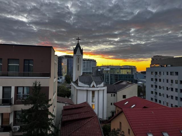 Închiriez apartament luminos, 72 mp, cu parcare subterană – Aviatiei