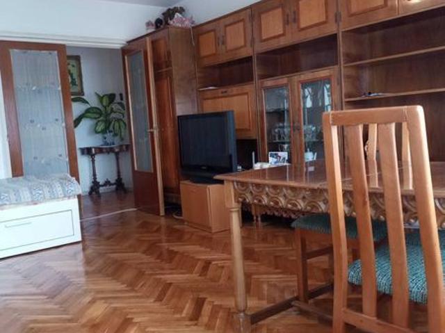 Inchiriez apatament 3 camere/2bai.zona Unirii, Rond Cosbuc,et.4/8