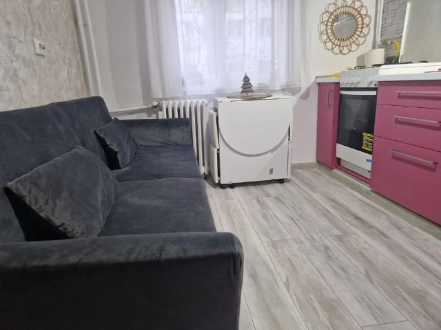 Închiriez garsoniera
