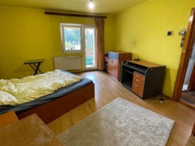 Inchiriez garsoniera decomandata, zona Spitaluli Judetean Sibiu, situata la etaj 1