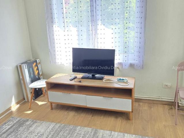 Inchiriez garsoniera in Deva, zona Dacia, etaj 3, bloc de 4 etaje, mobilata
