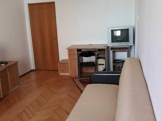 inchiriez o camera in apartament de 4 camere