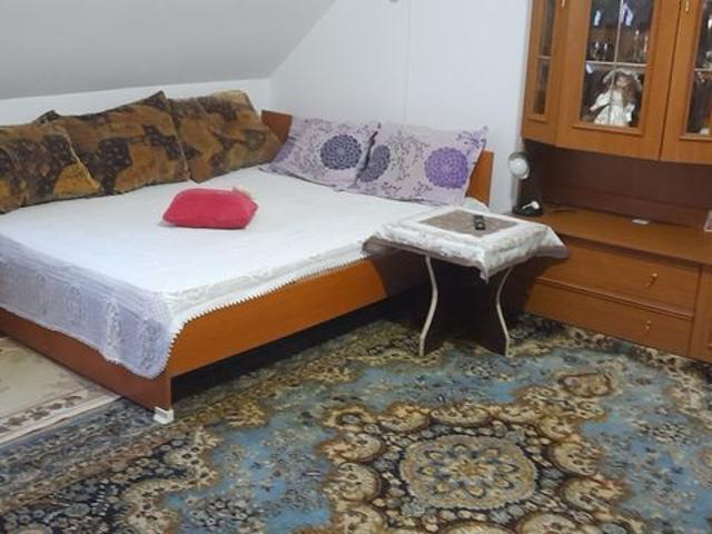 Inchiriez o camera la o femeie pe termen lung