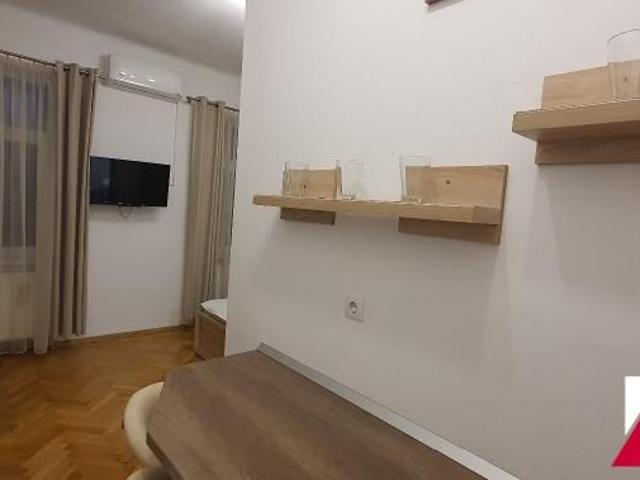 Inchiriez o garsoniera mobilata si utilata,situata ultracentral,in zona Tribunei,etaj 2