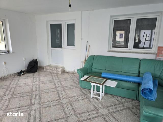 Inchiriez Spatiu Comercial 28 m2 + apt 3 camere 64 mp Bulevard