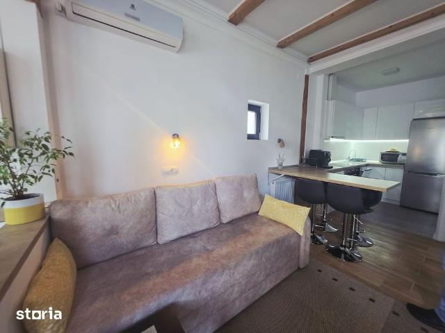 Inchiriez studio renovat centrul vechi cu parcare privata