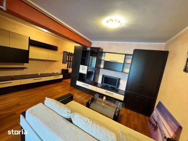 Inchiriez pt UNTOLD apartament 2 camere cu terasa si parcare