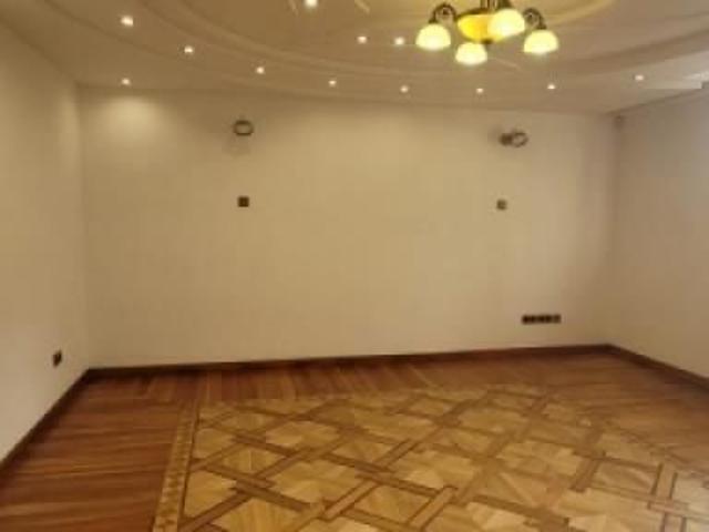 Inchiriez vila cu arhitectura deosebita situata central in zona B dul Victoriei,aproape de Parcul Sub Arini