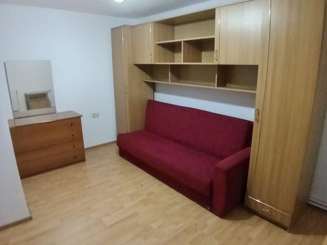 Inchriez apartament la curte