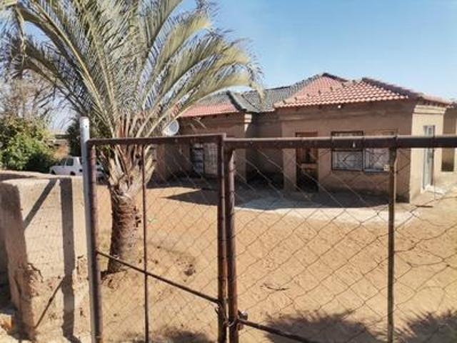 incomplete 3 bedroom house up for gr.