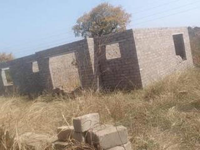 incomplete 3bedrooms house on availa.