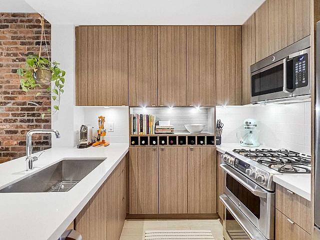 Incredibly Bright And Oversized 1 Bed Unit W Parking/locker Unit