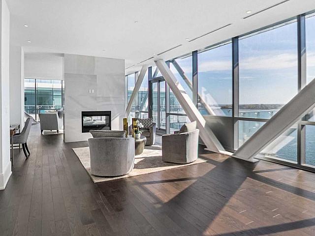 Incredible Penthouse 4 Bedroom Luxury Condo Overlooking Lake