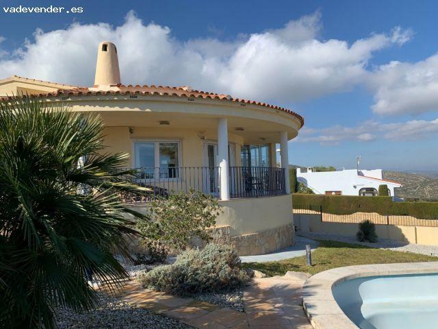 Increible chalet con vistas al mar, piscina privada y apartamento separado