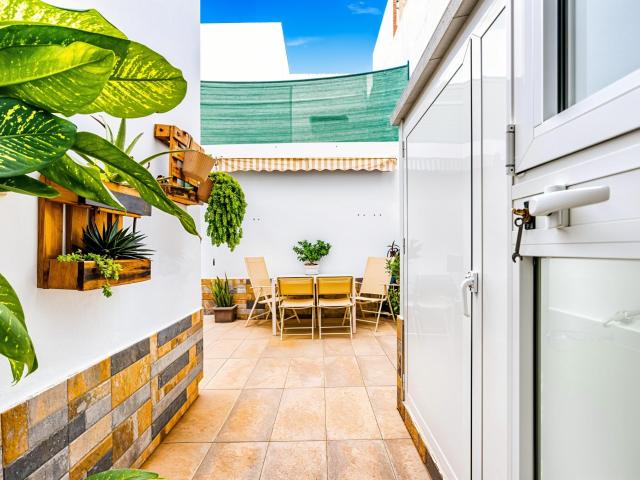 INCREIBLE ADOSADO CON PATIO PRIVADO Y GARAJE EN HUERTA ROSARIO
