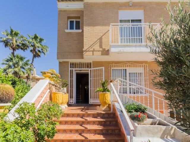INCREÍBLE BUNGALOW CON 4 DORMITORIOS, ZONA EXTERIOR Y GARAJE EN ORIHUELA