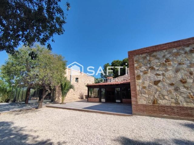 INCREIBLE FINCA DE PIEDRA A 10 MIN DE L'AMPOSTA