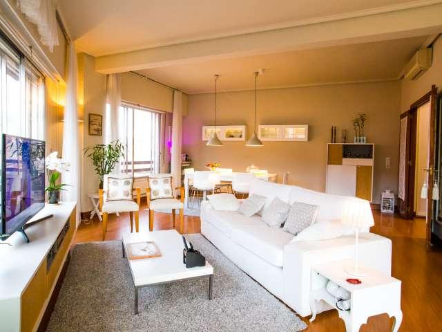 Increíble habitación en un apartamento de 3 dormitorios en Abando, Bilbao