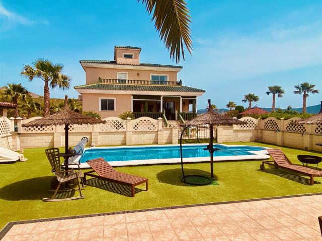 Increíble villa con un jardín privado excepcional en venta e. 3048m² Macisvenda
