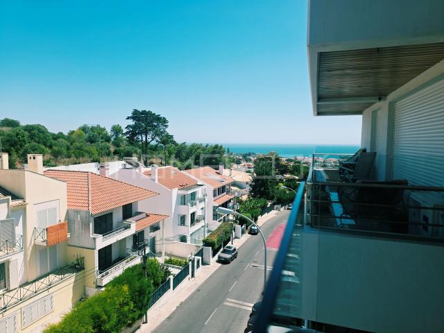 Incrível T3 com garagem, em condomínio com piscina, na Parede, Cascais