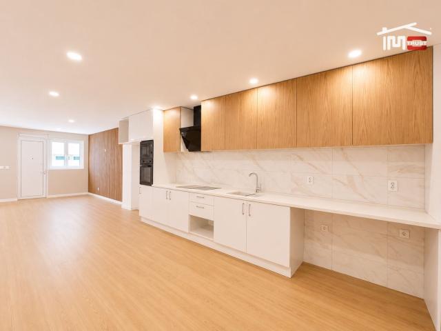 Incrível Apartamento T1 R/ch Totalmente Remodelado Coz. Equipada, 1 Suite, 2 WCs, 2 Entradas Independentes