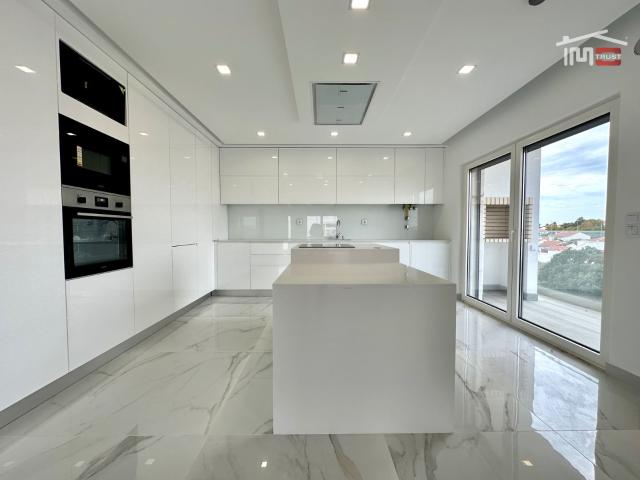 Incrível T3 Duplex c/ Terraço Grande e Garagem
