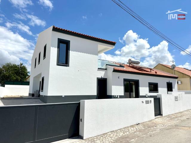 Incrível Moradia T4+1 Com 601M2 de Terreno