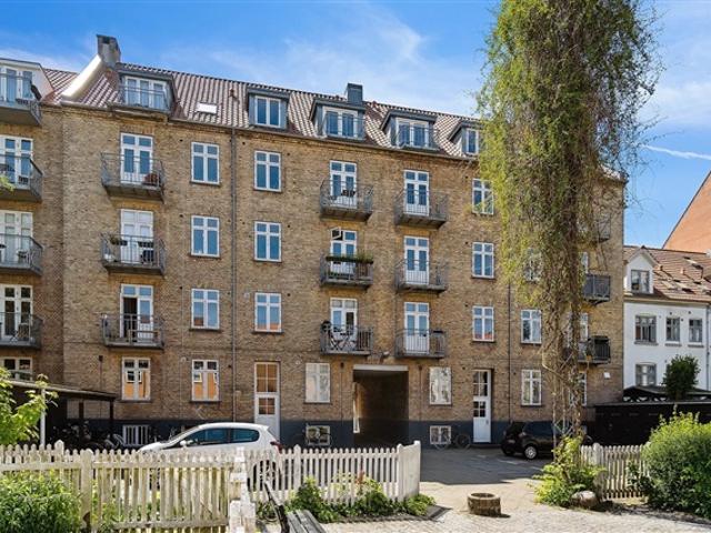 Indbydende lejlighed med altan i Aalborgs hjerte