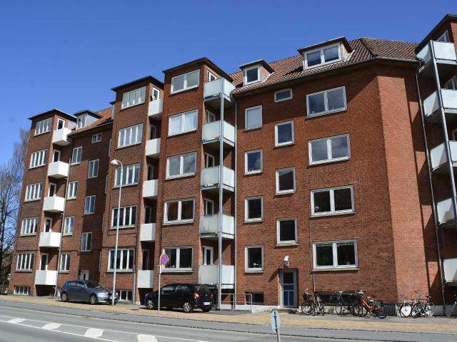 Indbydende lejlighed med altan og udsigt over Odense Å