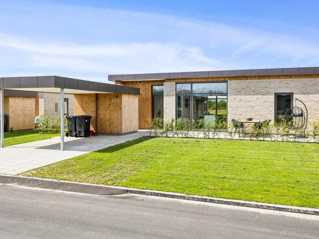 Indflytningsklart rækkehus med privat terrasse og carport