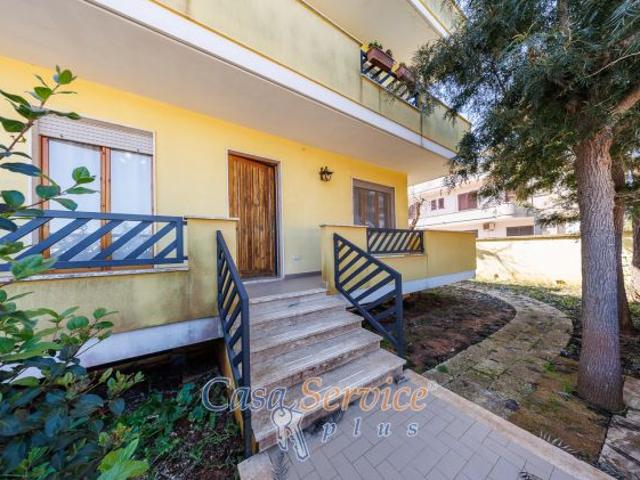 Indipendente con giardino taverna e box auto