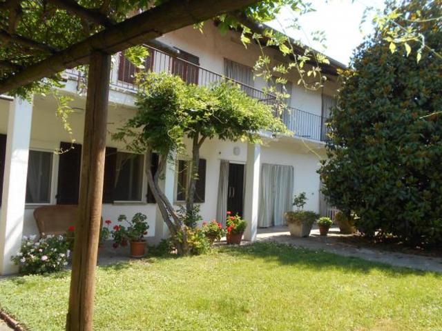 Indipendente su 2 piani: piano terra con ingresso con vano con comoda scala di collegamento, ampia cucina abitabile, sala, camera con bagno, altra cam