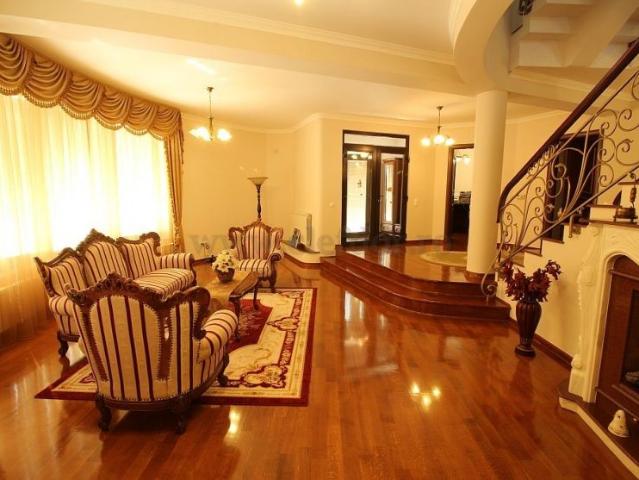 Individual Villa with Swimming Pool on Iancu Nicolae