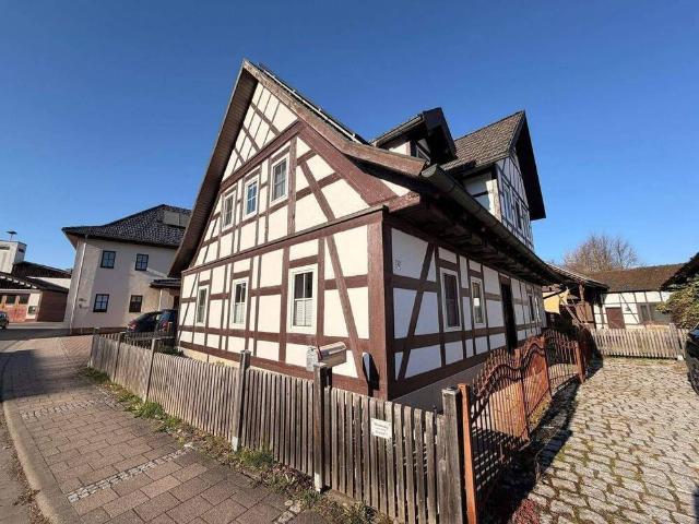 Individuelles Einfamilienhaus mit Nebengebäude in Weitramsdorf