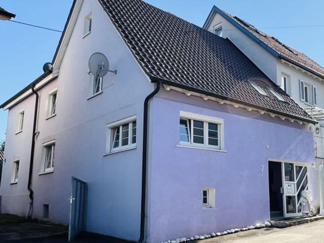 Individuelles Wohngebäude, zuletzt als Zweifamilienhaus genutzt. Ruhige Lage. Großer Garten mit Teich