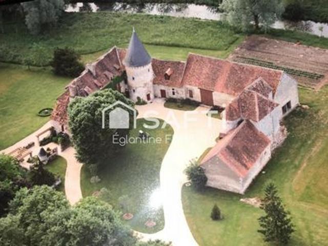 INDRE, à 2h45 de Paris, 25 min de CHÂTEAUROUX, 20 min de l'A20, Manoir restauré avec dépendances sur 2ha