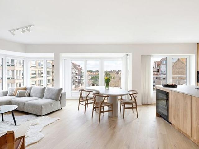 Indrukwekkend gerenoveerd hoek appartement met gevelbreedte