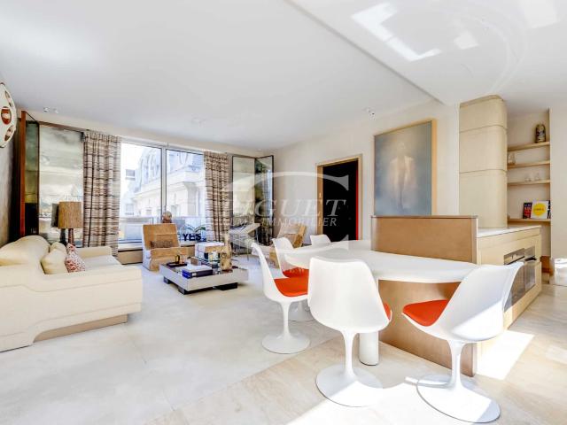 INEDIT SITUE AU COEUR DU PRESTIGIEUX TRIANGLE VARENNE– GRENELLE – SEVRESCatherine PiguetAlma Immobilier