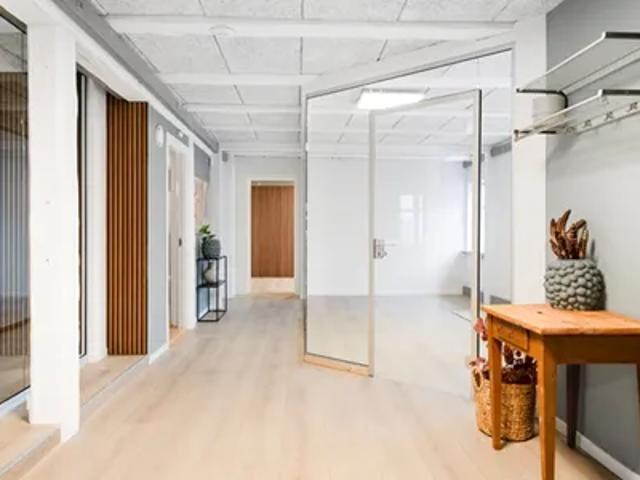 Ingen binding, kontor til 3.400 kr. – med parkeringsmulighed lige ved døren i Randers