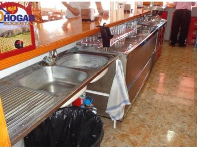 ¡Inicia tu negocio en la costa! Bar Restaurante listo para trabajar en Roquetas de Mar, con licencia