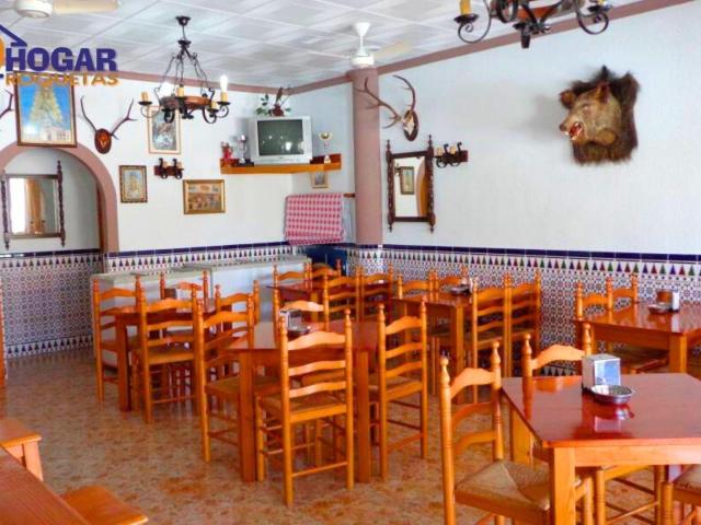 ¡Inicia tu negocio en la costa! Bar Restaurante listo para trabajar en Roquetas de Mar, con licencia