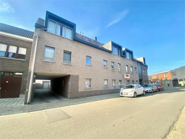 Instapklaar 2 slaapkamer appartement met garage !