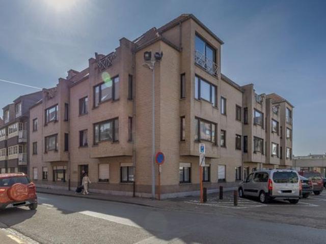 Instapklaar tweeslaapkamerappartement vlakbij de zeedijk