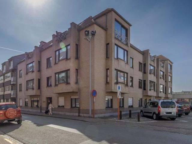 Instapklaar tweeslaapkamerappartement vlakbij de zeedijk