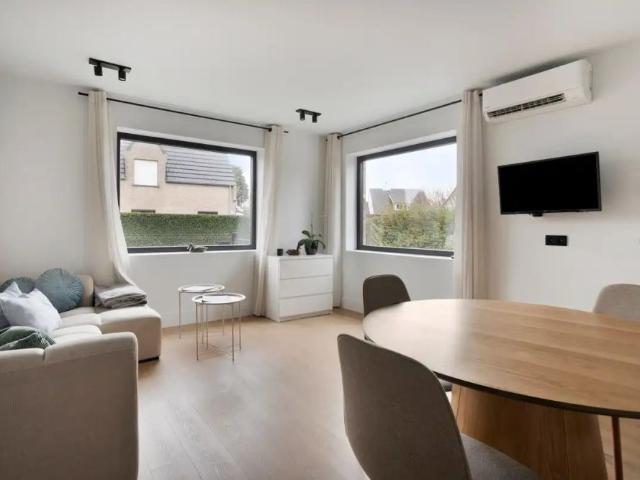 INSTAPKLAAR, VOLLEDIG GERENOVEERD APPARTEMENT MET 2 SLAAPKAMERS TE HUUR OP JAARBASIS