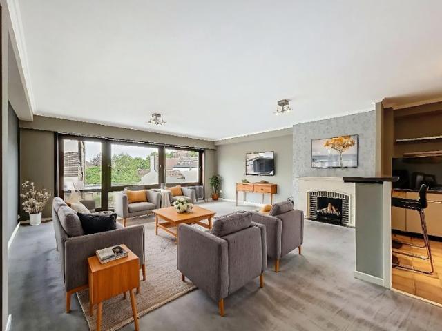 Instapklaar appartement met 2 slpks, terras en garage