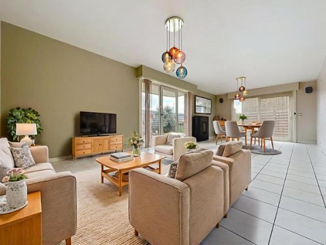 Instapklaar appartement met 2 slpks, garage en terrassen