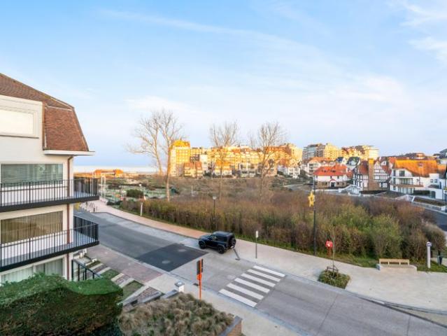 Instapklaar appartement met open zicht op park en zee in.