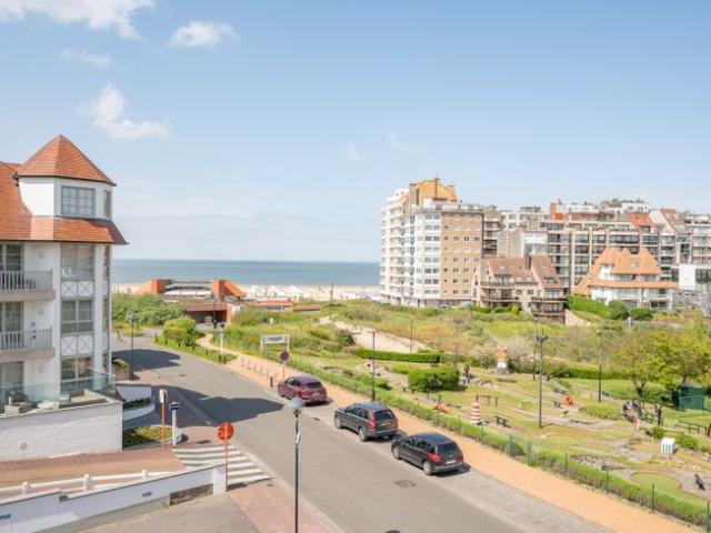 Instapklaar appartement met magnifiek zicht op zee en pa.
