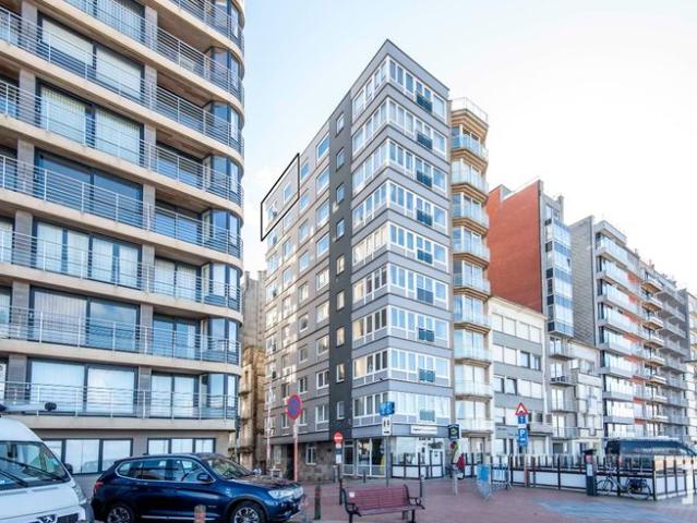 Instapklaar appartement met prachtig lateraal zeezicht en.